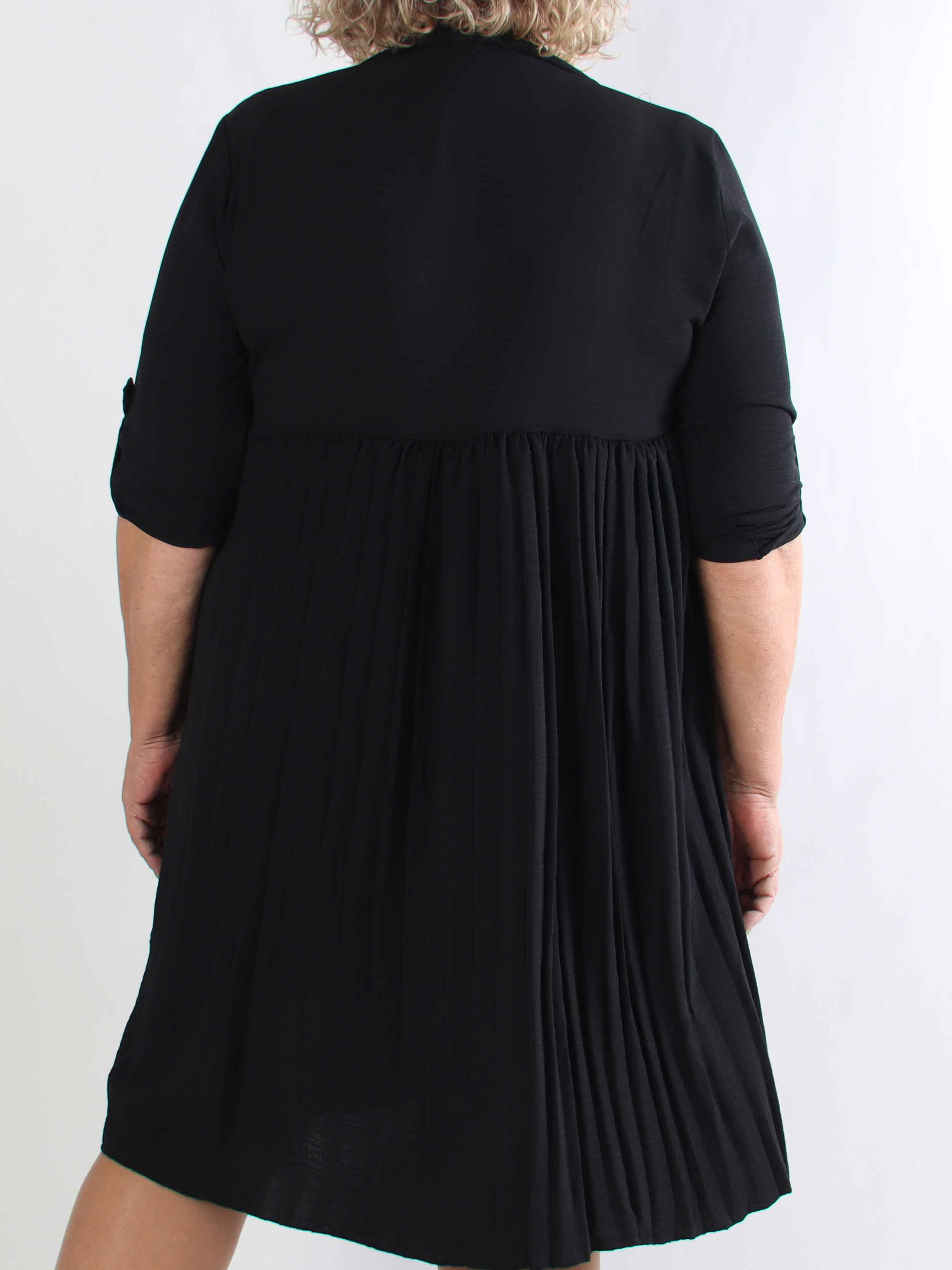 Betsy - Plus size skjortekjole i blød viskose med plisseret skørt